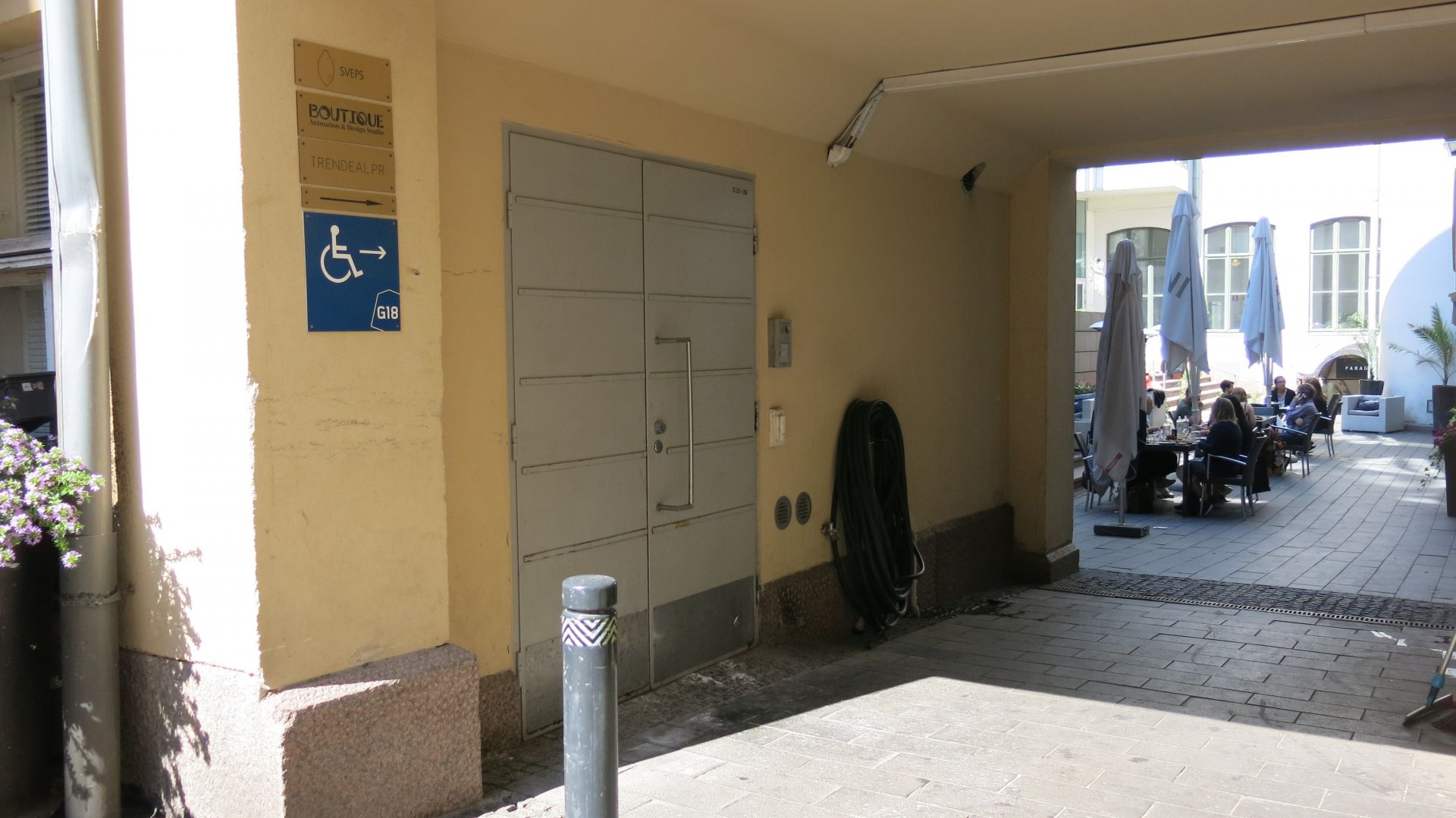 In the courtyard, turn right and follow the blue accessibility signs. 