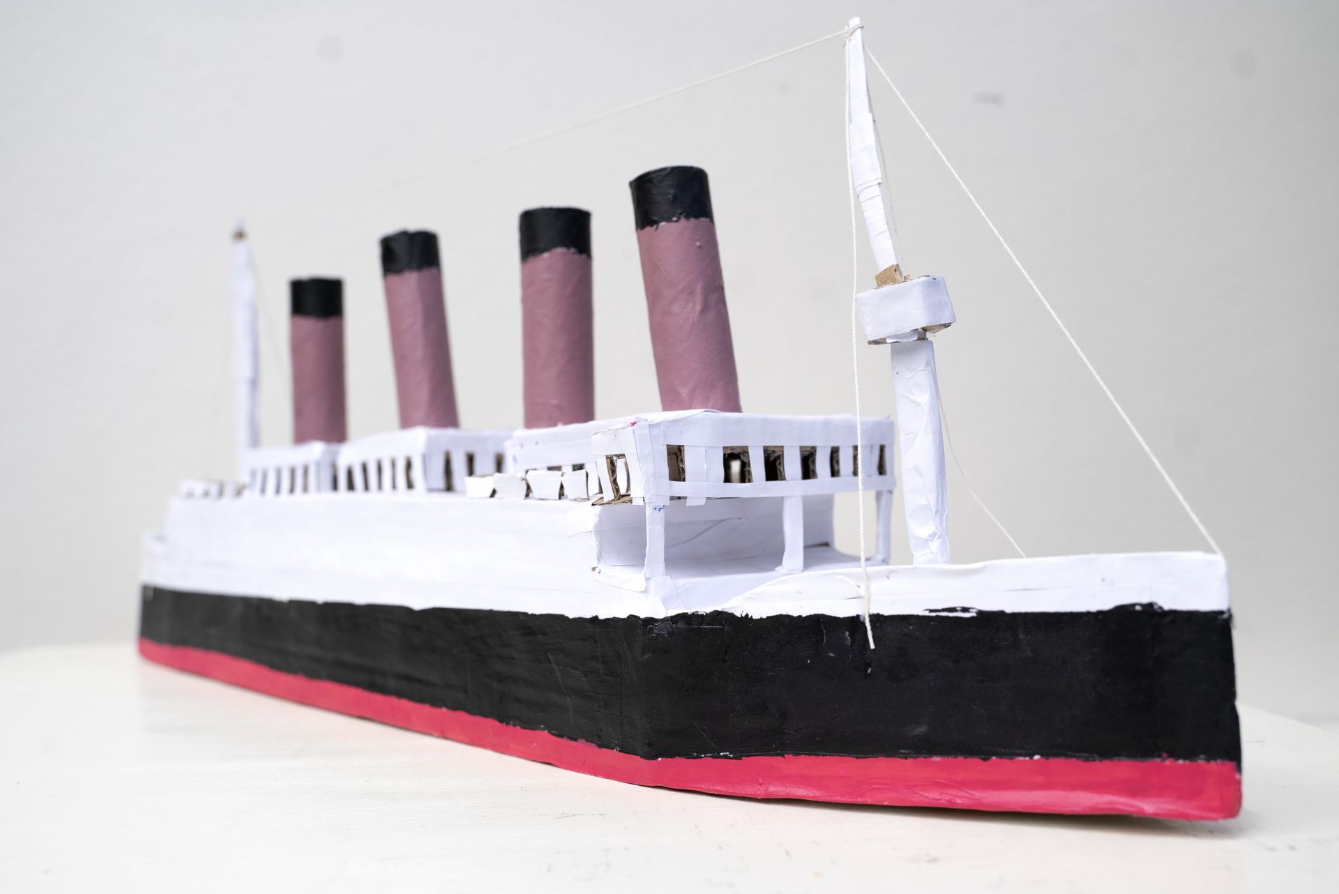 Pienoismalli laivasta RMS Titanic. Malli on tehty pahvista ja on maalattu laivan väreillä.